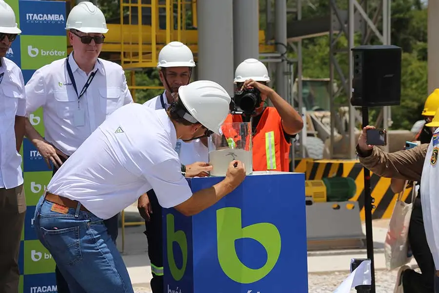 Firma simb&oacute;lica de los socios a la primera producci&oacute;n.