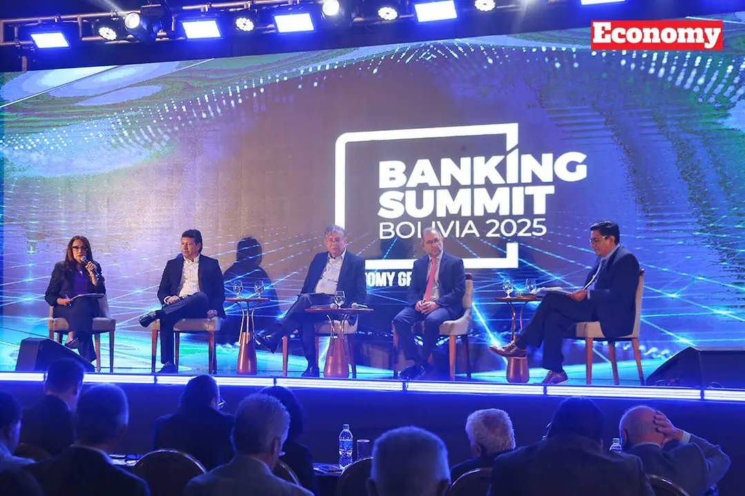 El exitoso foro Banking Summit Bolivia 2025 congreg&oacute; a los principales l&iacute;deres y ejecutivos de la banca