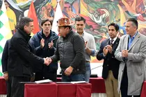 Momento de la firma del acuerdo de pacificaci&oacute;n del pa&iacute;s entre el presidente Rodrigo Paz y el dirigente de la COB Mario Argollo