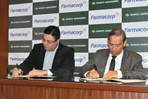 Firma de convenio entre representantes de Farmacorp y Banco Ganadero (Foto: Economy)