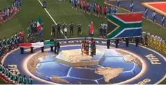 La cantante y compositora sudafricana Tyla interpreta el himno nacional de Sud&aacute;frica antes del partido de f&uacute;tbol del Grupo A. Foto: AFP