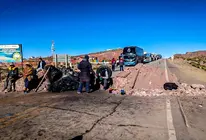 Con promontorios de tierra, rocas, troncos y fogatas fueron bloqueadas varias rutas del pa&iacute;s. Foto: MOPSV.