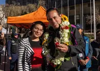Alcalde C&eacute;sar Dockweiler junto a  emprendedora
