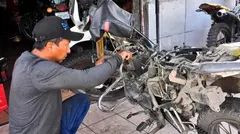 Una motocicleta en reparaci&oacute;n. Foto: UNIBIENES