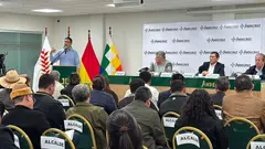 Autoridades nacionales y alcaldes coordinaron una agenda para fortalecer la producci&oacute;n en Santa Cruz.