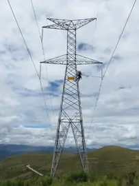 Una torre de transmisi&oacute;n de energ&iacute;a el&eacute;ctrica en Bolivia. Foto: ENDE.