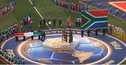La cantante y compositora sudafricana Tyla interpreta el himno nacional de Sud&aacute;frica antes del partido de f&uacute;tbol del Grupo A. Foto: AFP