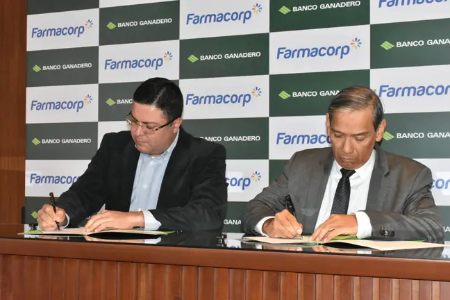 Firma de convenio entre representantes de Farmacorp y Banco Ganadero (Foto: Economy)