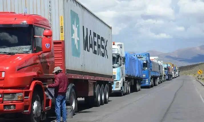 Largas filas se registra en el pinto fronterizo de Colchane, debido a un ajuste en el horario de circulaci&oacute;n.