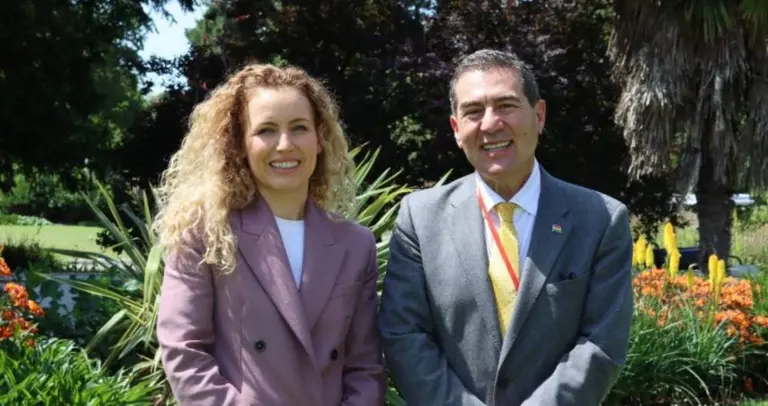 El ministro de Planificaci&oacute;n del Desarrollo y Medio Ambiente, Fernando Romero, y la ministra de Cambio Clim&aacute;tico y Energ&iacute;a del Reino Unido, Katie White. Foto: MPD