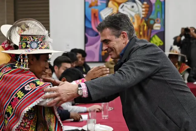 Presidente Paz saluda a un comunario tras la reuni&oacute;n con los ayllus. / Foto: Rodrigo Paz.