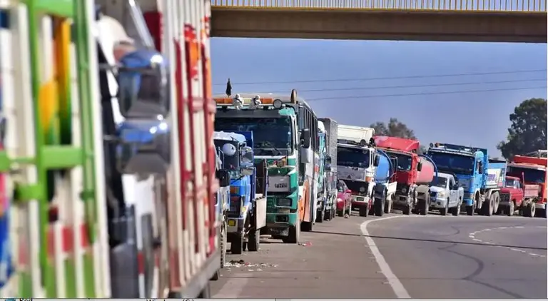 Camiones varados en medio de la carretera (Archivo: La Raz&oacute;n)