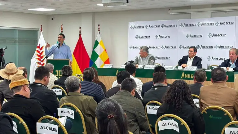 Autoridades nacionales y alcaldes coordinaron una agenda para fortalecer la producci&oacute;n en Santa Cruz.
