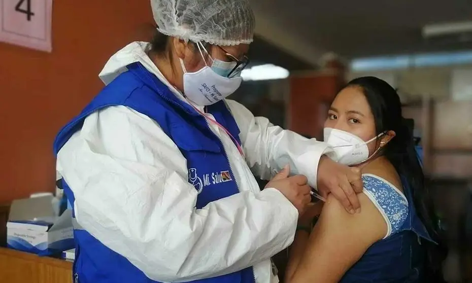 VACUNACION-SANTA-CRUZ-J&Oacute;VENES