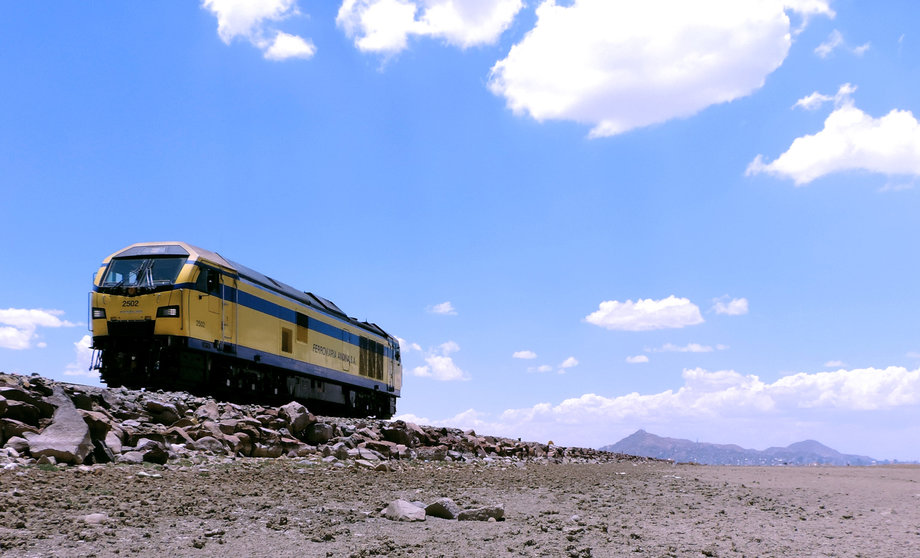 La locomotora SALI de Ferroviaria Andina en una parada en el lago Uru Uru. Foto: Alberto Cárdenas