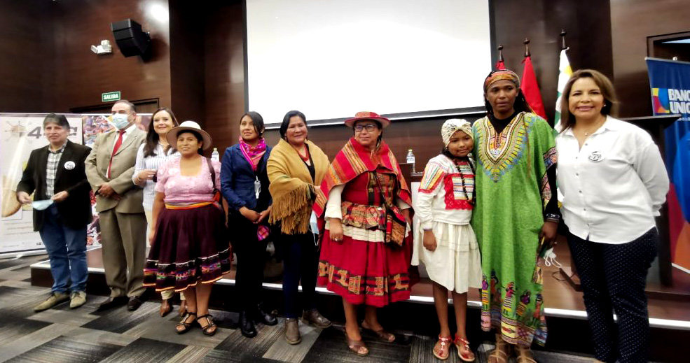 Los ejecutivos del Banco Unión, MIGA y las productoras de los cuatro granos andinos