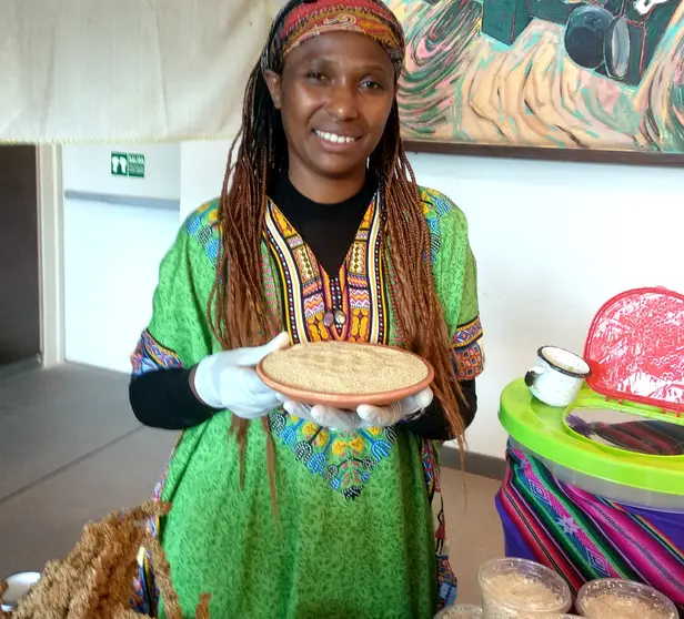 Janet Torrez muestra el amaranto procesado en su emprendimiento