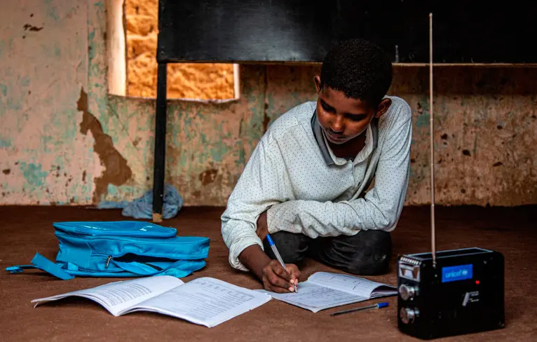 El cierre de escuelas exacerb&oacute; las desigualdades en todo el mundo. Foto: Banco Mundial