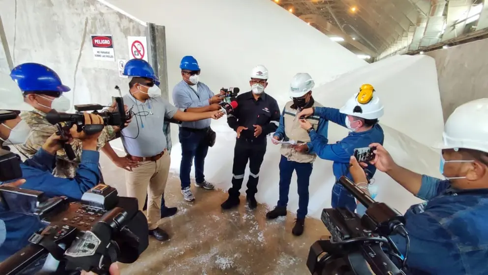 Los ejecutivos de YPFB en la visita a la planta de Urea en Bulo Bulo