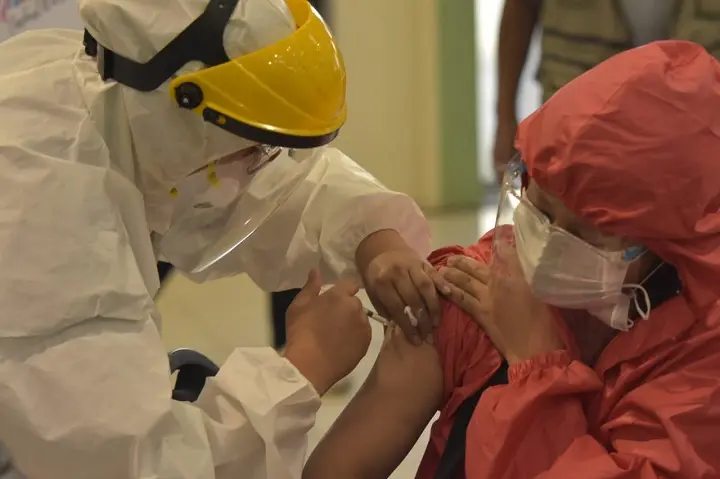 Un trabajador en salud durante una de las campa&ntilde;as masivas de vacunaci&oacute;n en Bolivia. Foto: Ministerio de Salud