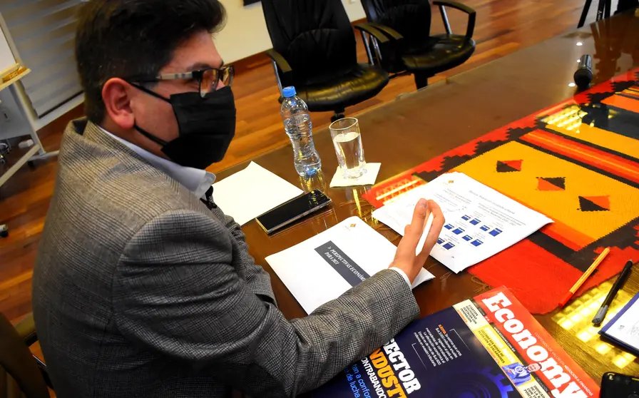 El Ministro Marcelo Montenegro en conversaci&oacute;n con Economy en su despacho en La Paz. Foto: APG Noticias