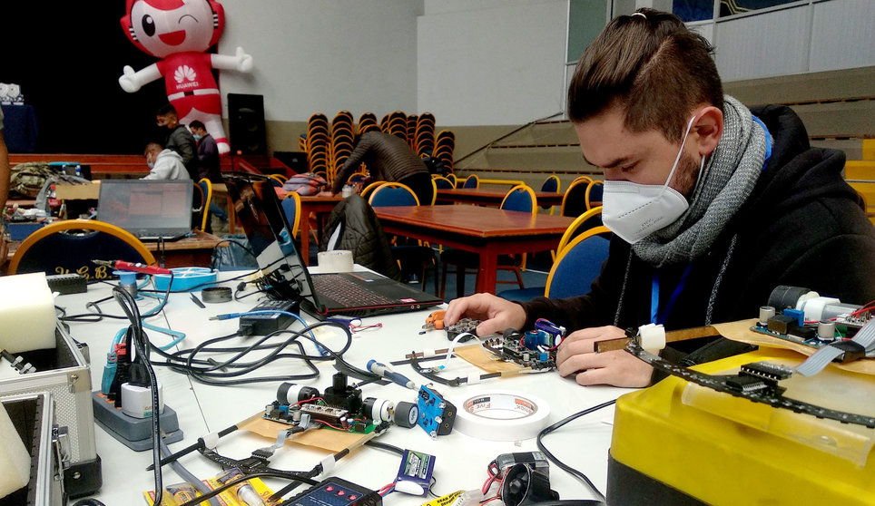 Un joven afina su robot para participar de un evento de la Robomatrix 2022