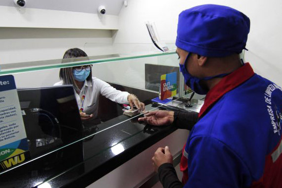 Una transacción en una agencia bancaria en La Paz Foto: Archivo ABI