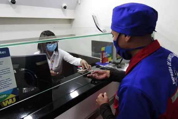 Una transacci&oacute;n en una agencia bancaria en La Paz Foto: Archivo ABI