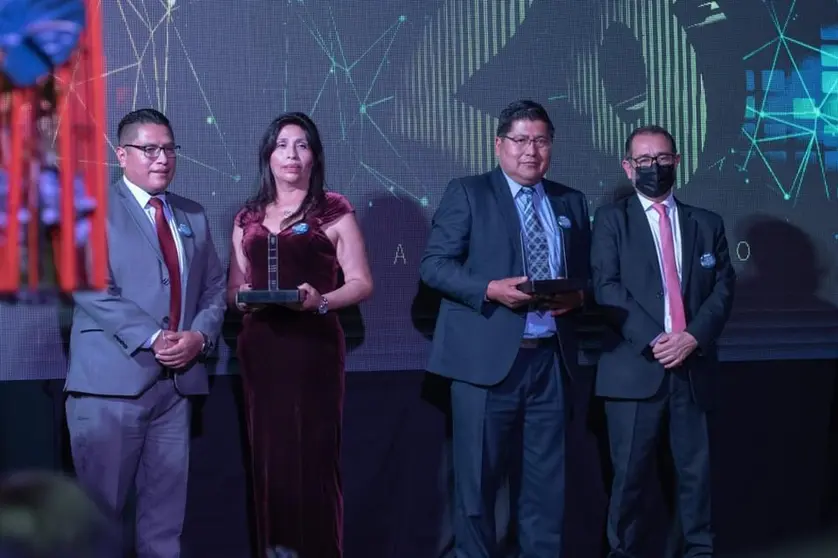 Los ejecutivos de Valores Uni&oacute;n SA reciben distinciones en su aniversario 28