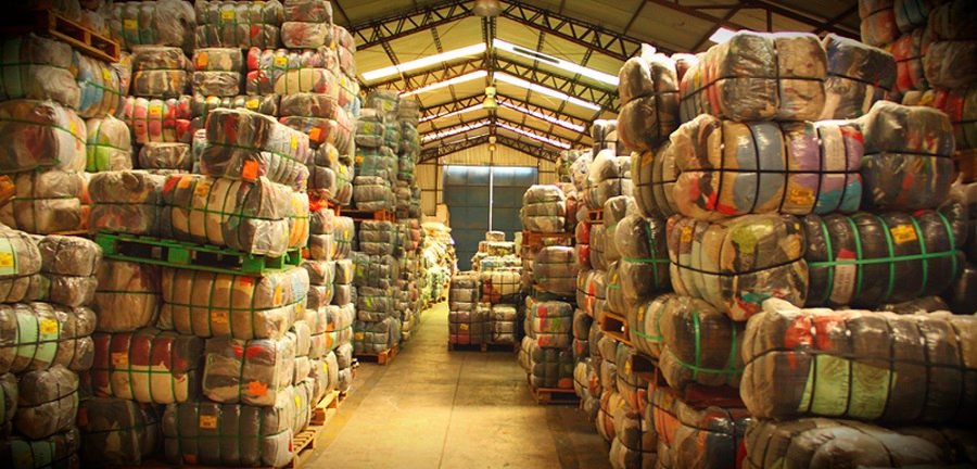 Aduana incauta 4,5 toneladas de ropa usada en Tarija