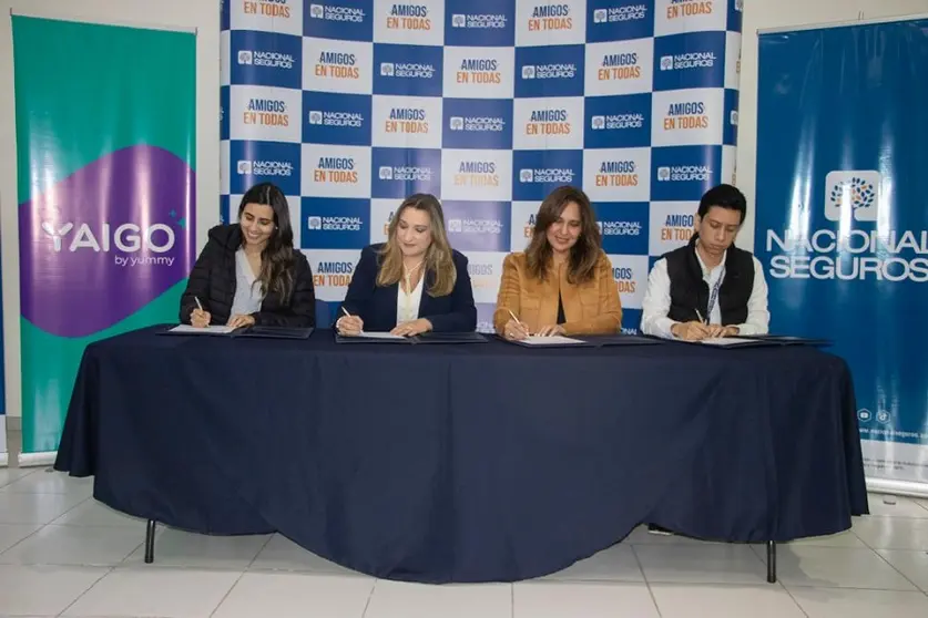Fabiola Hinojosa, Mirian Villarreal, Sissy Ar&eacute;valo y Rodrigo Siles