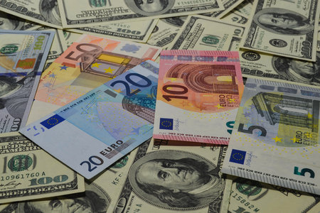 50086258-mucho-dinero-muchos-billetes-de-banco-dólar-euro