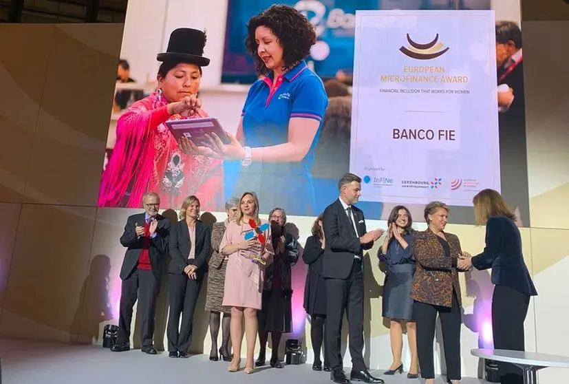 Acto de entrega del reconocimiento al Banco FIE