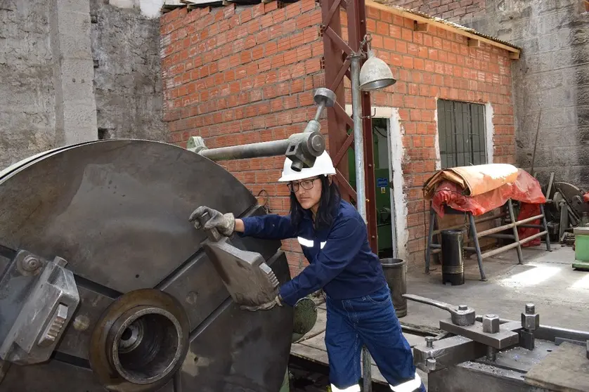 Vania Quispe Conde, una joven de 26, se incorpore a la empresa espec&iacute;ficamente a la maestranza de Viacha