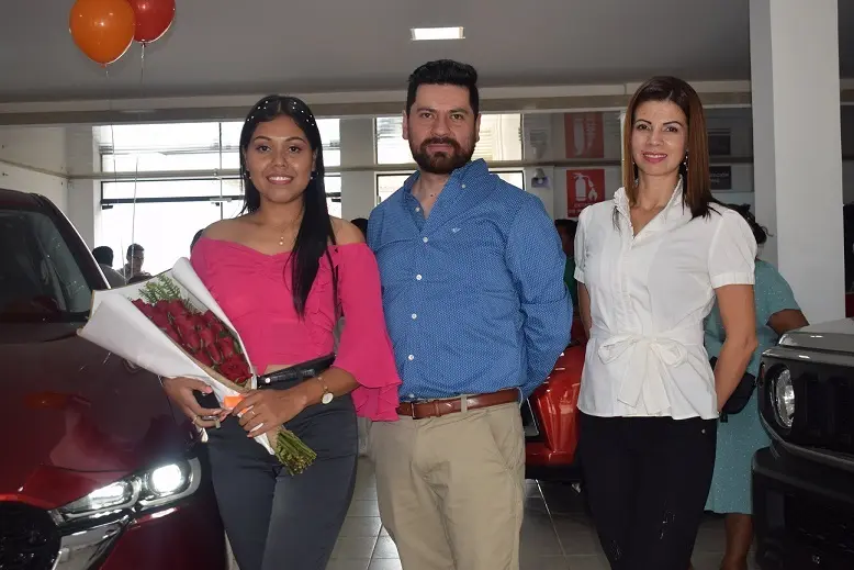La ganadora de un veh&iacute;culo Mazda como parte de la campa&ntilde;a 2 x 1 de Imcruz