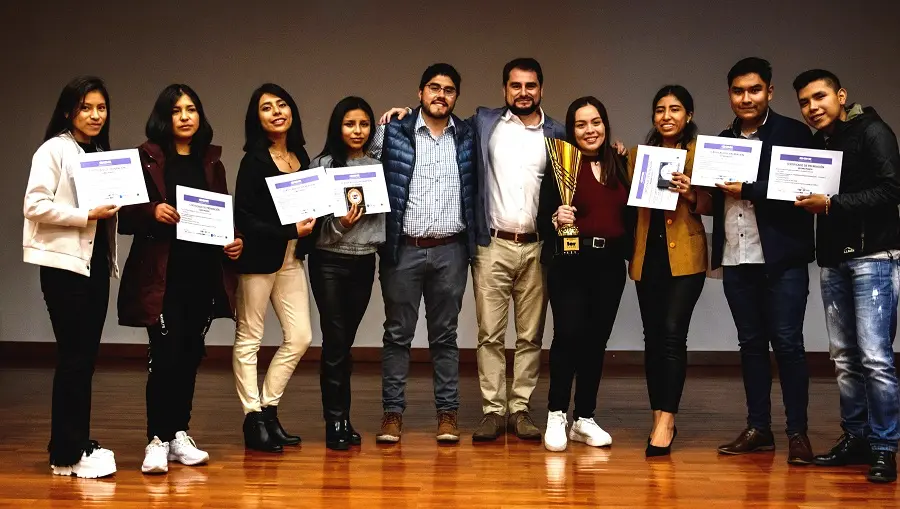 Luego de cuatro meses de capacitaci&oacute;n, el grupo de ocho j&oacute;venes que pas&oacute; distintas instancias y filtros, recibi&oacute; los premios