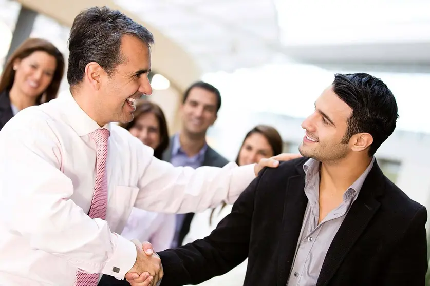felicidad-en-la-empresa-hombres-se-dan-la-mano-sonrisas-daniel-colombo