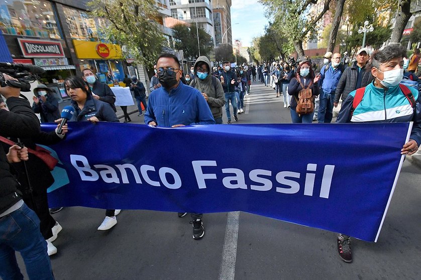 trabajadores-del-Banco-Fassil-protestan