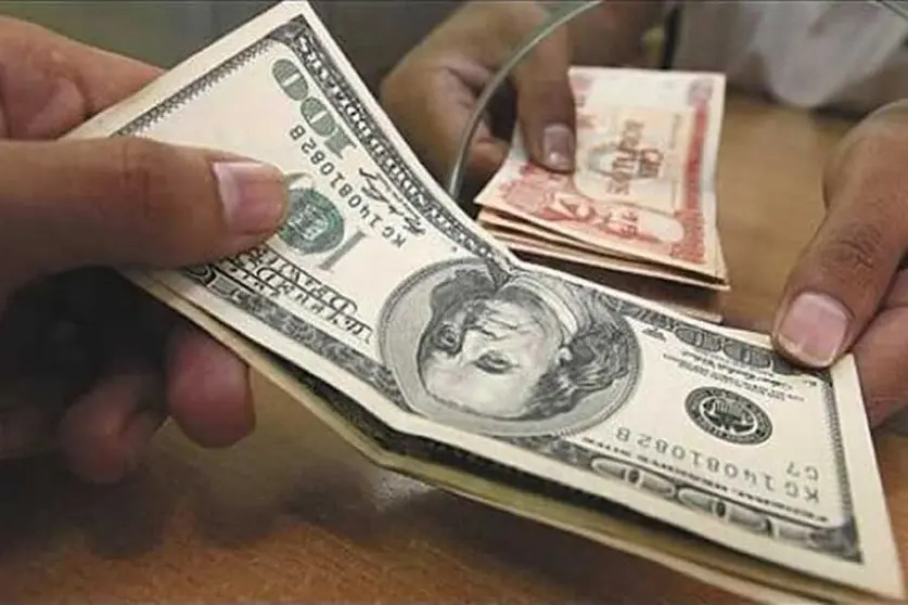 DOLARES