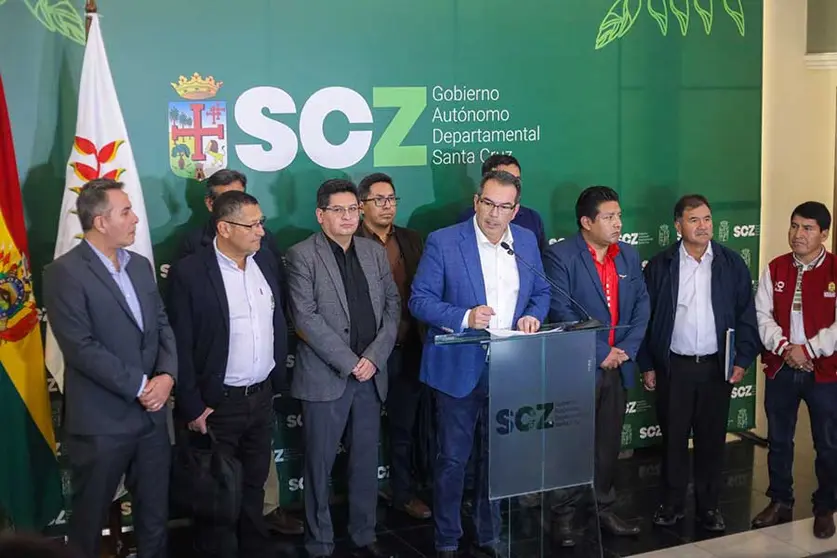 Junto a Aguilera, participaron los gobernadores de La Paz, Santos Quispe; Beni, Alejandro Unzueta; Tarija, &Oacute;scar Montes; Chuquisaca, Dami&aacute;n Condori; y el de Cochabamba, Humberto S&aacute;nchez.