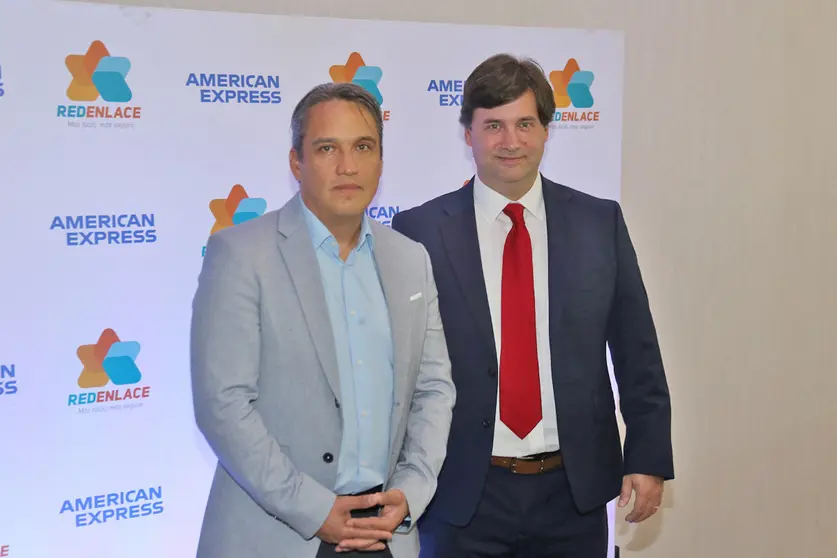 Guido Balc&aacute;zar, gerente general de Red Enlace junto a Diego Chipont, vicepresidente de Gesti&oacute;n de Relaciones de American Express.
