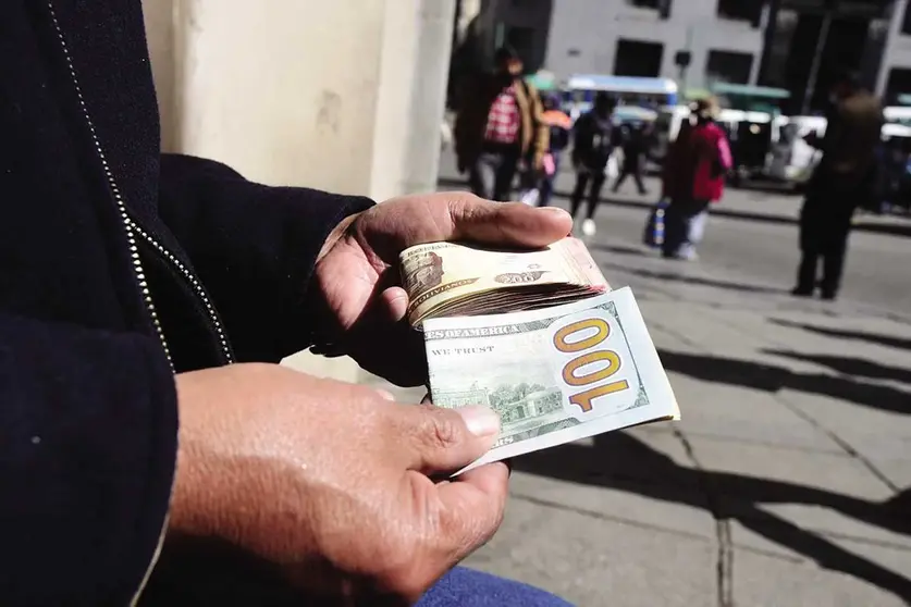 DOLAR-01