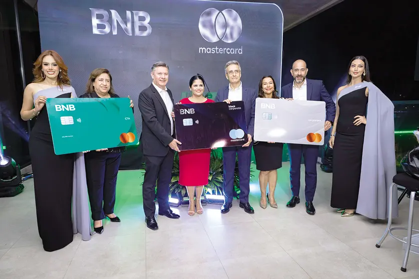 Ejecutivos del BNB  durante el lanzamiento del nuevo portafolio corporativo en Santa Cruz