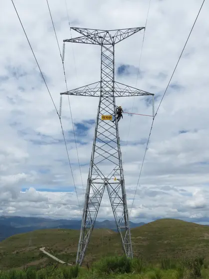Una torre de transmisi&oacute;n de energ&iacute;a el&eacute;ctrica en Bolivia. Foto: ENDE.