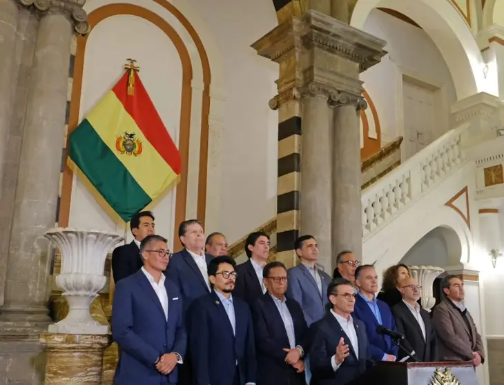 Presidente acompa&ntilde;ado de 13 ministros tras aplicar Estado de Excepci&oacute;n en el pa&iacute;s