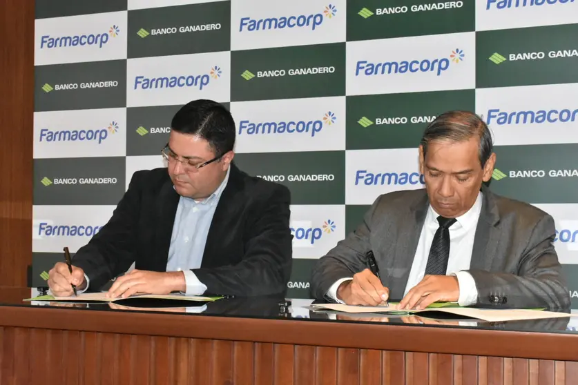 Firma de convenio entre representantes de Farmacorp y Banco Ganadero (Foto: Economy)