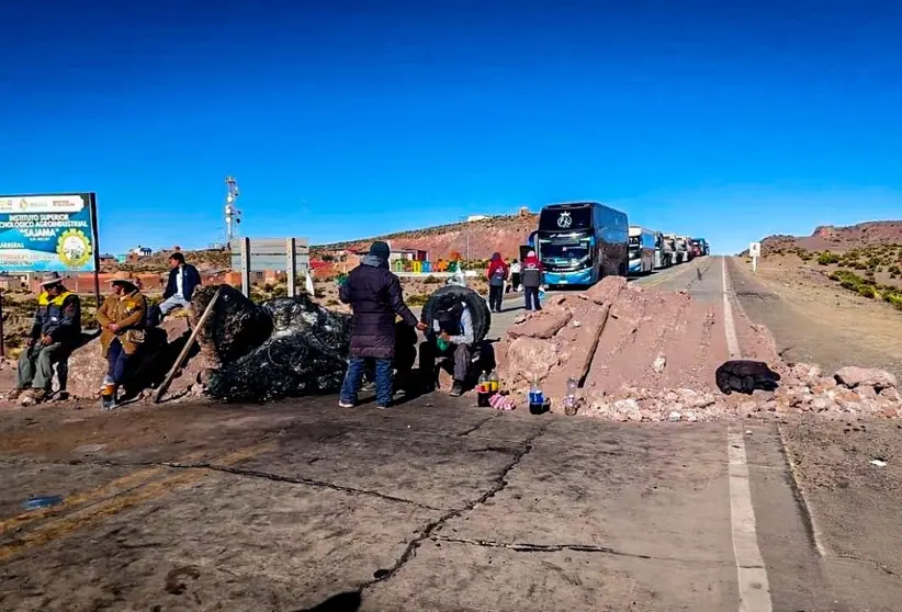 Con promontorios de tierra, rocas, troncos y fogatas fueron bloqueadas varias rutas del pa&iacute;s. Foto: MOPSV.