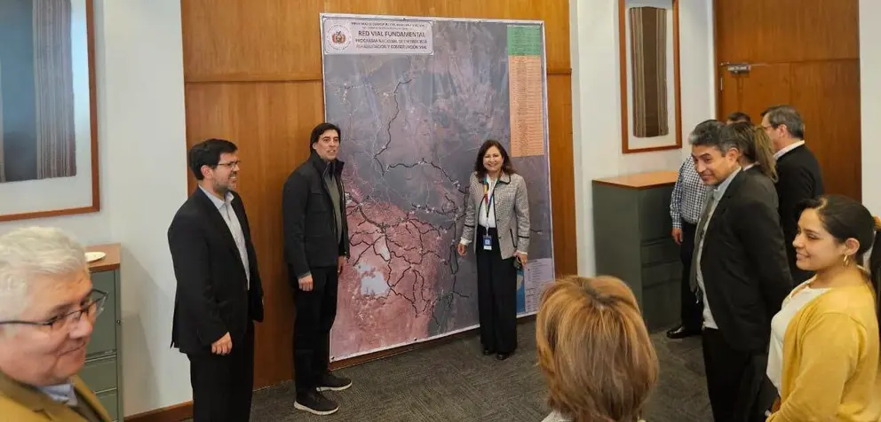 741606690_1549128560099687_8665728685051351366_n-e1783645276571El ministro Mauricio Zamora junto a representantes de la CAF. Foto: ABC.