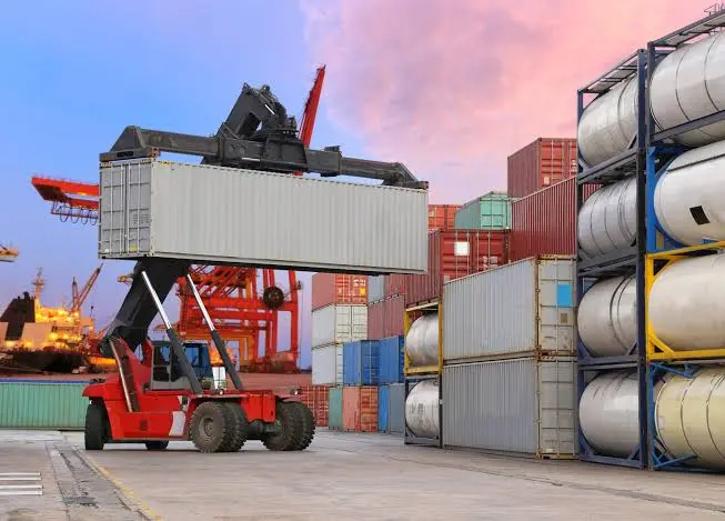 Conteiners para exportaci&oacute;n e importaci&oacute;n de mercanc&iacute;as. Foto: Redes sociales.