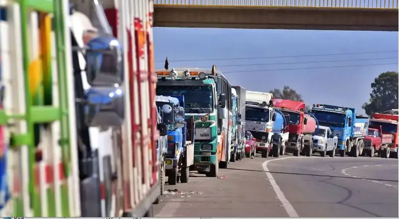 Camiones varados en medio de la carretera (Archivo: La Raz&oacute;n)